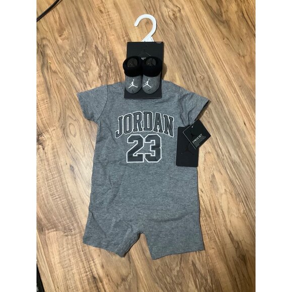 NWT Jordan Baby Boy Romper & Booties Set Gray, Black & White - 0-6 Months - Picture 3 of 7